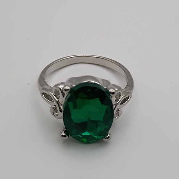 Jewelry - Women's Elegant Silver Ring with Green Gemstone U.S Size 8